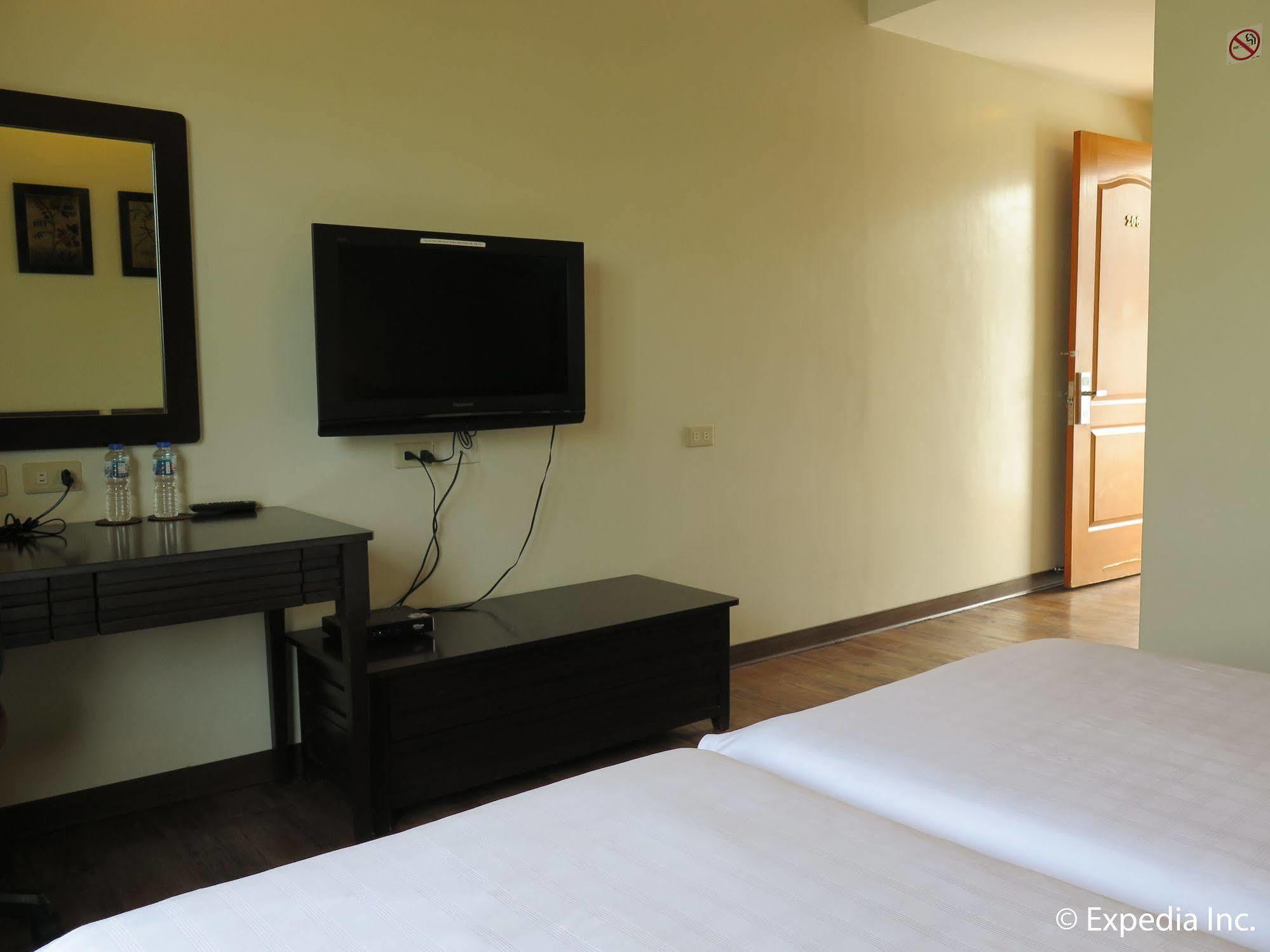 Oyo 579 Anisabel Suites Davao City Esterno foto